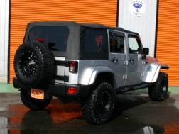 ラングラーアンリミテッド　サハラ　ソフトトップ　リフトアップ