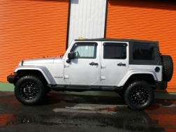 ラングラーアンリミテッド　サハラ　ソフトトップ　リフトアップ