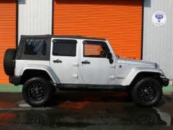 ラングラーアンリミテッド　サハラ　ソフトトップ　リフトアップ