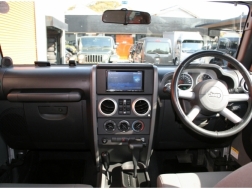 ラングラーアンリミテッド　サハラ　ソフトトップ　リフトアップ